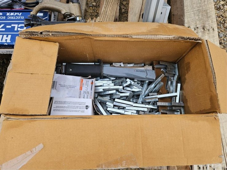 #3992-•-pallet-of-pneumatic-staplers-and-nailers-image-6