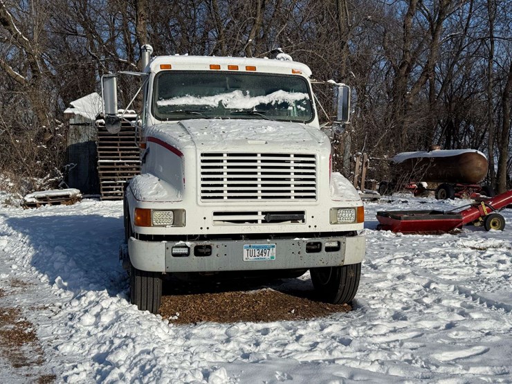 1996-international-8100-image-4