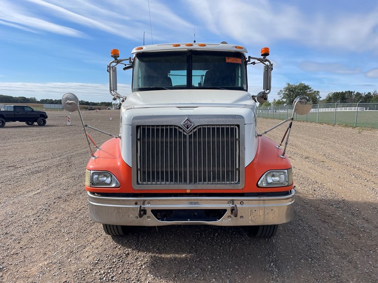 #1000-•-2007-international-transport-truck-tractor-(has-mn-title)-image-8