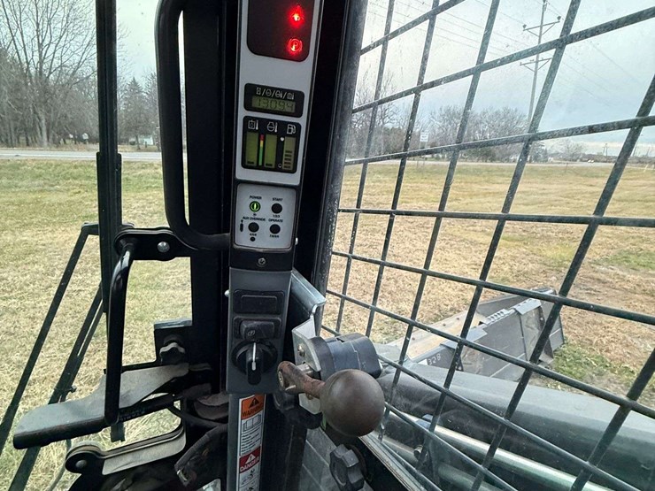 new-holland-l225-image-26