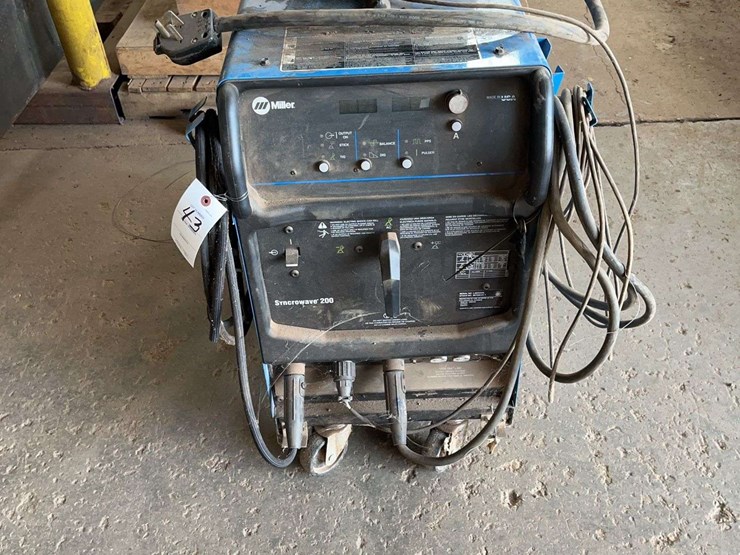 miller-syncrowave-welder-on-castors-image-2