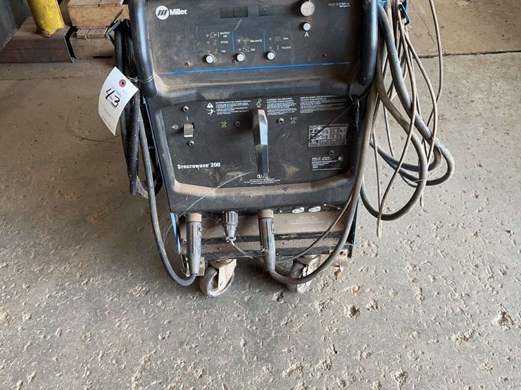 miller-syncrowave-welder-on-castors-image-1