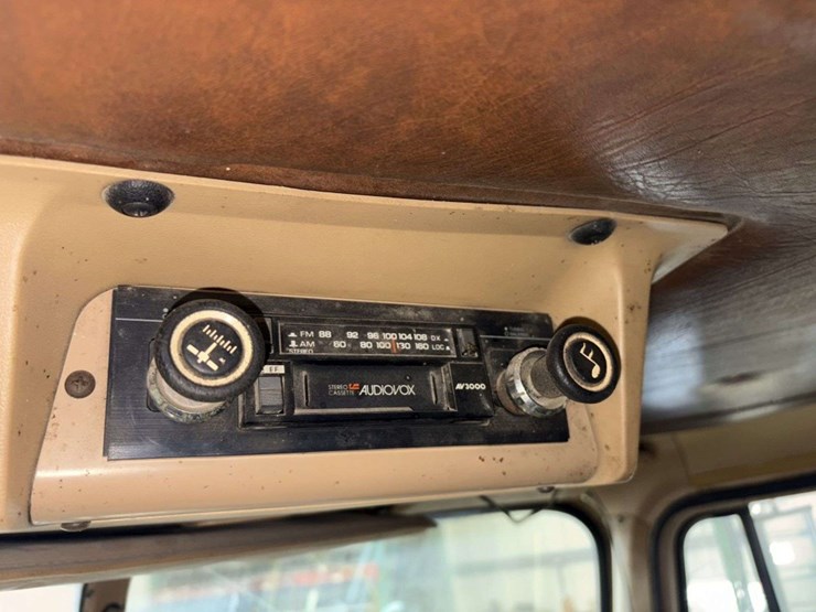 1983-international-co9670-cabover-semi-tractor,-xl-series,-400-cummins,-13-speed,-11r24.5-rears-on-s-image-39