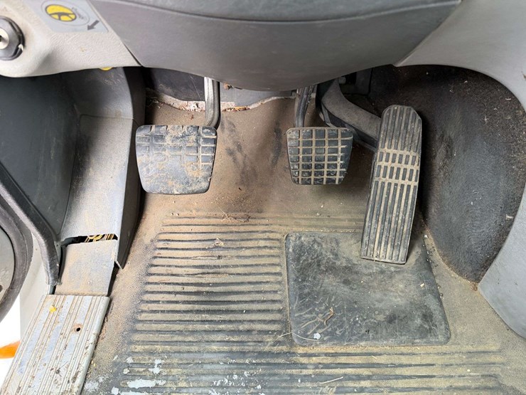 2006-freightliner-columbia-grain-truck,-549,000-miles,-8-year-old-box,-eaton-speed-shift-10-speed-tr-image-61