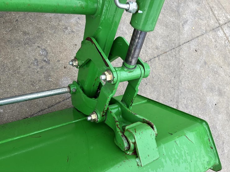 john-deere-3033r-image-17