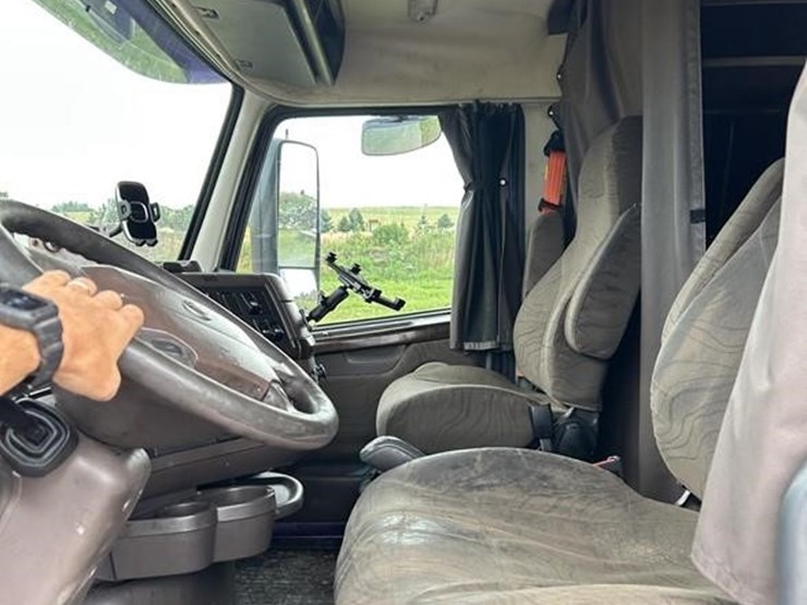 2015-volvo-vnl42t670-image-13