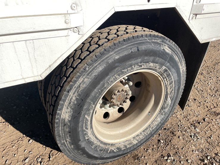 #1135-•-2002-gmc-c6500-van-truck-(has-mn-title)-image-23