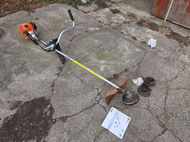 stihl-fs110-weed-eater-with-extra-parts,-used-this-summer,-works-as-it-should-image-4