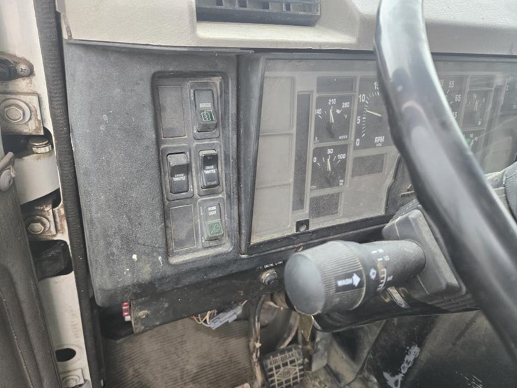 2000-international-8100-image-25