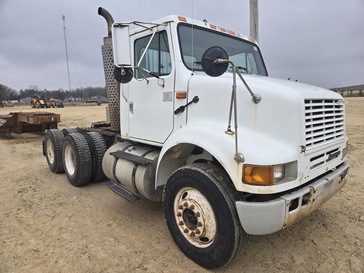 2000-international-8100-image-3