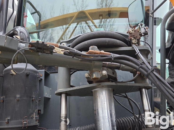 hagie-sts12-image-17