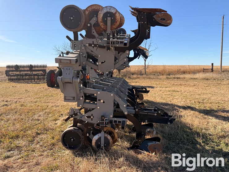 hiniker-cultipro-12r-row-crop-cultivator-image-8