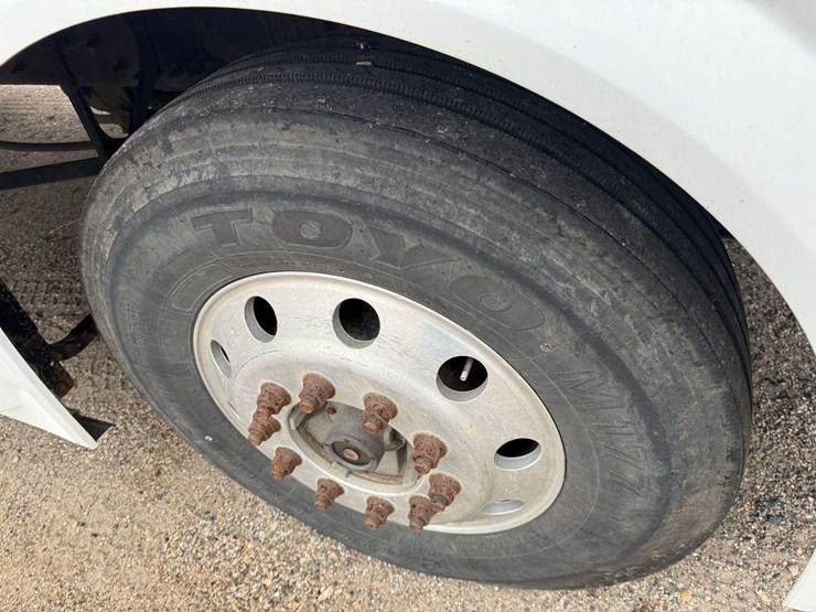 2005-volvo-sleeper-semi,-cummins-isx-engine,-13-speed-eaton-transmission,-wet-kit,-aluminum-front-an-image-32