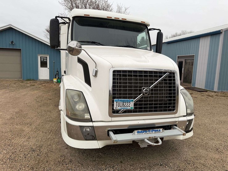 2005-volvo-sleeper-semi,-cummins-isx-engine,-13-speed-eaton-transmission,-wet-kit,-aluminum-front-an-image-6