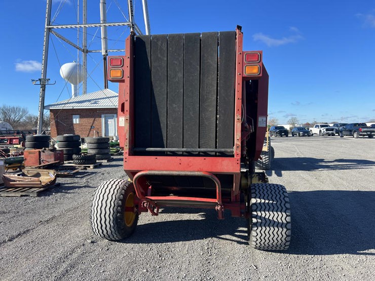 new-holland-br740-image-4