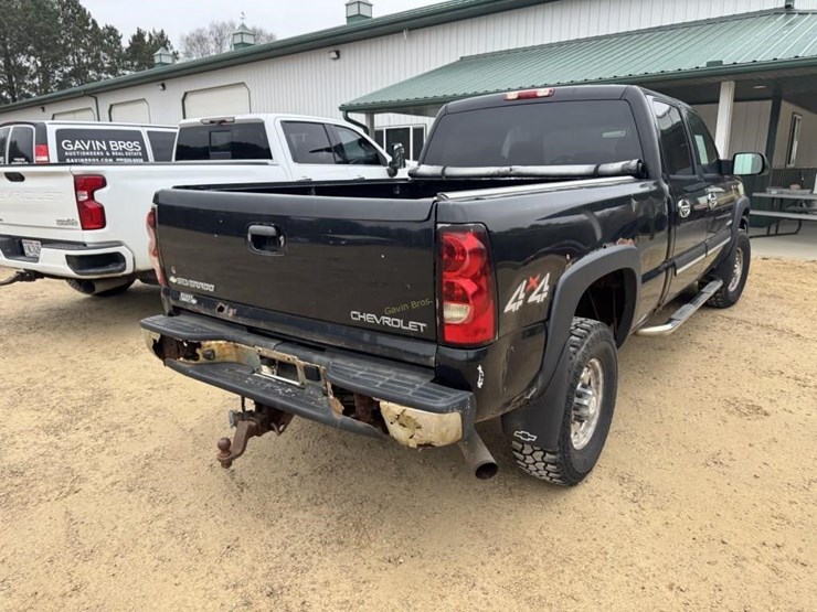 2005-chevy-silverado-2500-hd-pickup-image-8