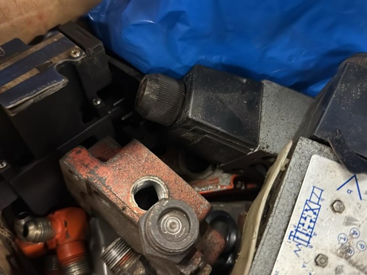 #186-•-skid-of-miscellaneous-items*-image-9