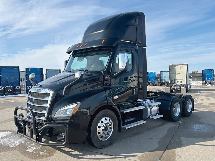 2021-freightliner-cascadia-116-image-2