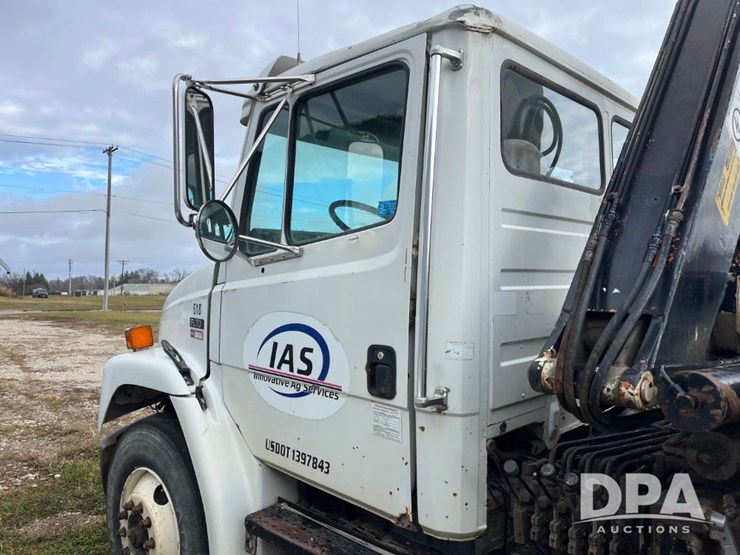 1999-freightliner-fl70-image-39