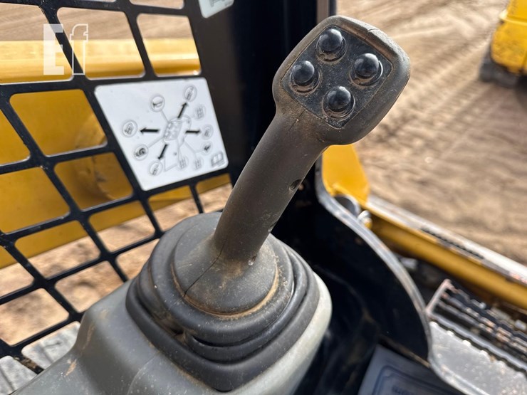 2017-caterpillar-239d-image-21