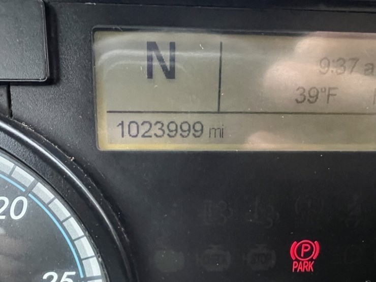 2017-freightliner-cascadia-tri-axle-truck-tractor-image-32