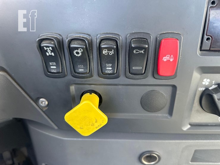 2016-mack-granite-gu433-image-29