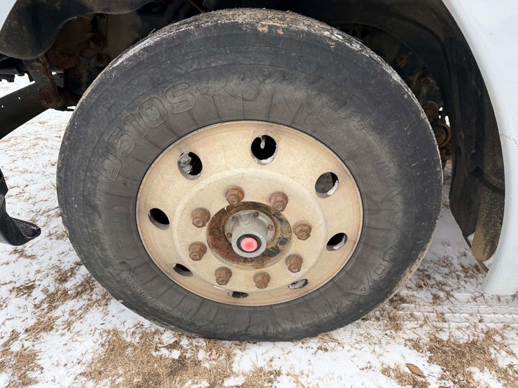 2006-freightliner-columbia-grain-truck,-549,000-miles,-8-year-old-box,-eaton-speed-shift-10-speed-tr-image-13