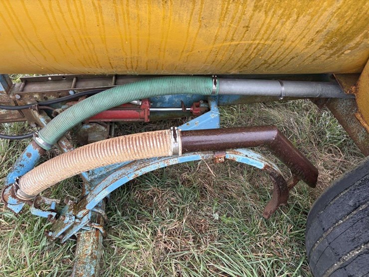 liquid-manure-vacuum-tank,-19l-16.1-tires,-540-,-(1/2-pto-missing),-(2)-hyd-injector-shanks,-approx-image-11