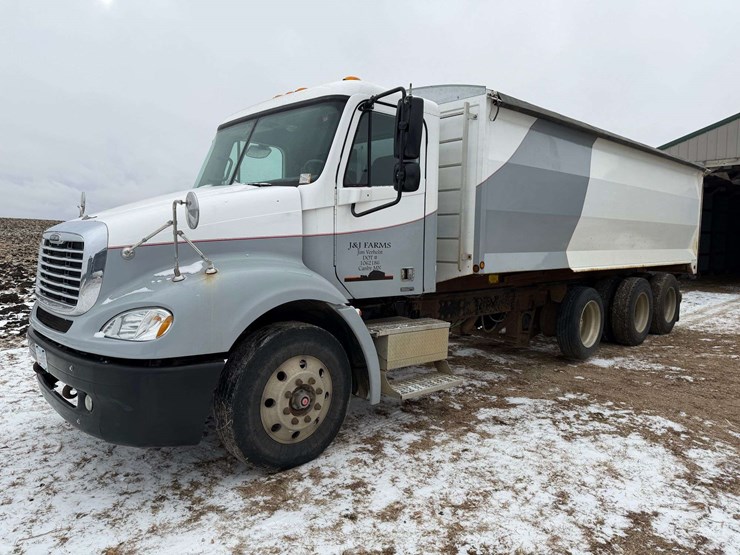 2006-freightliner-columbia-grain-truck,-549,000-miles,-8-year-old-box,-eaton-speed-shift-10-speed-tr-image-4