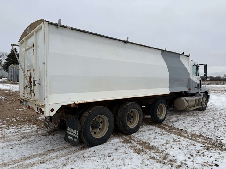 2006-freightliner-columbia-grain-truck,-549,000-miles,-8-year-old-box,-eaton-speed-shift-10-speed-tr-image-9