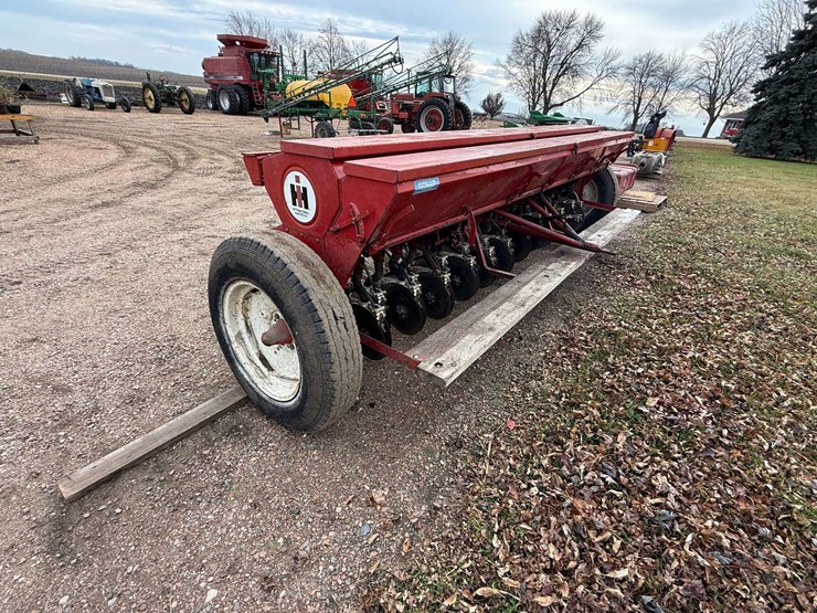 international-172-grain-drill-with-grass-seeder,-6”-spacing-with-hitch-and-hydraulic-plumbing-image-5