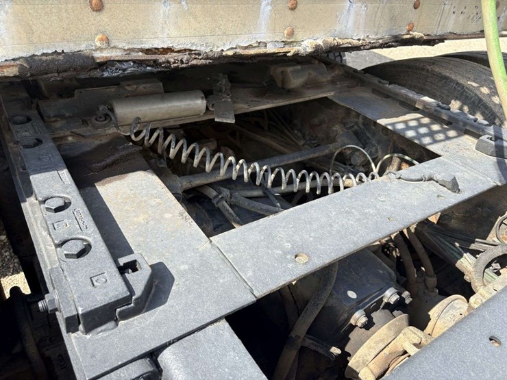 2004-freightliner-m2-business-class-semi-tractor,-day-cab,-mercedes-460,-10-speed,-jake-brake,-lopro-image-17