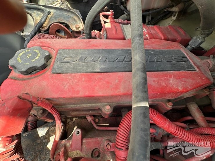 2013-freightliner-m2-106-image-13