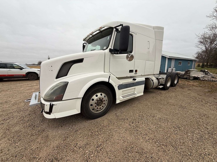 2005-volvo-sleeper-semi,-cummins-isx-engine,-13-speed-eaton-transmission,-wet-kit,-aluminum-front-an-image-24