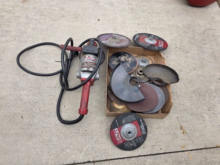 milwaukee-9”-heavy-duty-sander/grinder-with-extra-misc-wheels-image-4