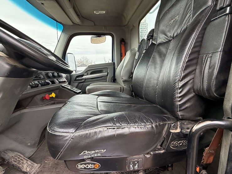 2016-kenworth-t880-image-26