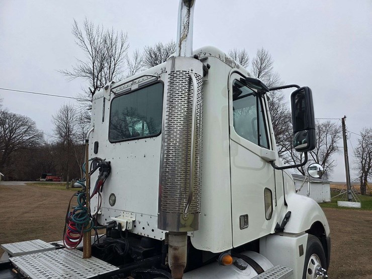 2007-freightliner-cl120-day-cab-semi,-978,000-miles,-detroit-series-60-–-14l-engine,-515hp,-10-speed-image-59