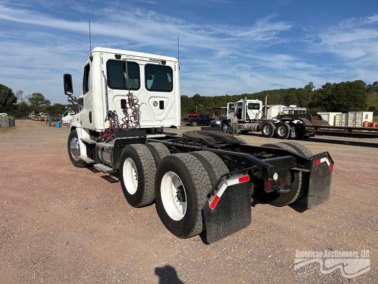 2016-freightliner-cascadia-125-image-7