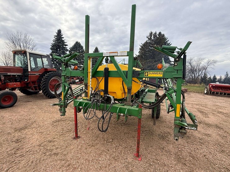 summers-90’-sprayer,-3pt-hookup,-500-gallon-tank,-5-section-shut-offs,-comes-with-controller,-wings-image-12