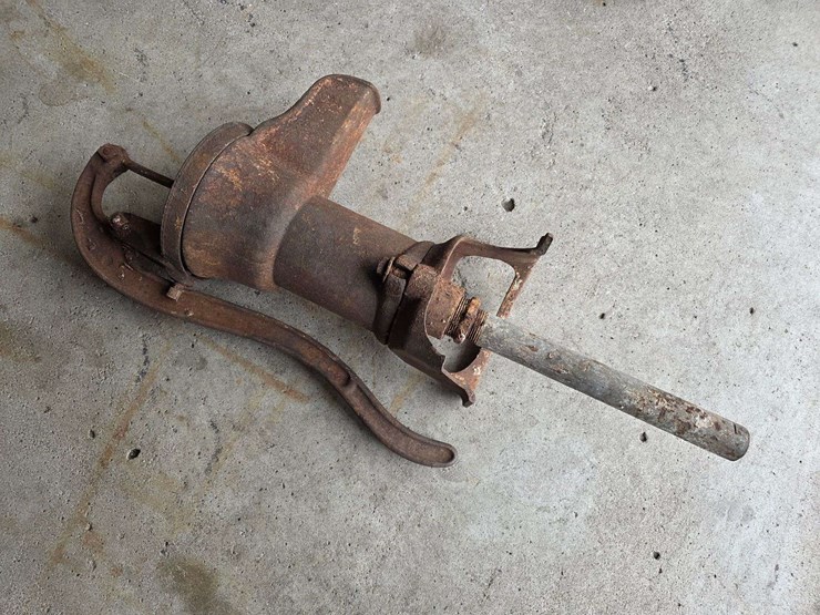 antique-water-pump-image-1