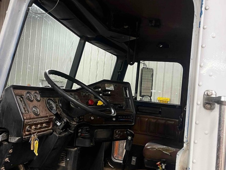 1997-freightliner-fld112-image-5