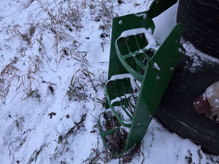 jd-3-step-for-tractor-not-sure-what-models-it-fits.-this-item-is-located-in-south-dakota,-therefore-image-4