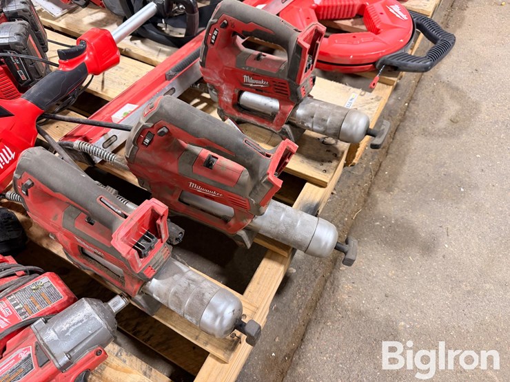 milwaukee-power-tools-w/batteries-&-6-battery-charger-image-9