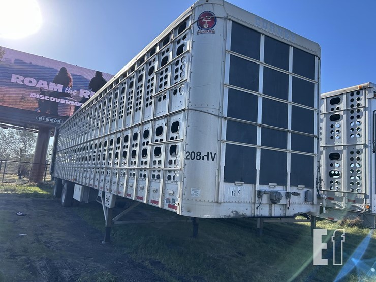 2019-wilson-livestock-trailer-image-3