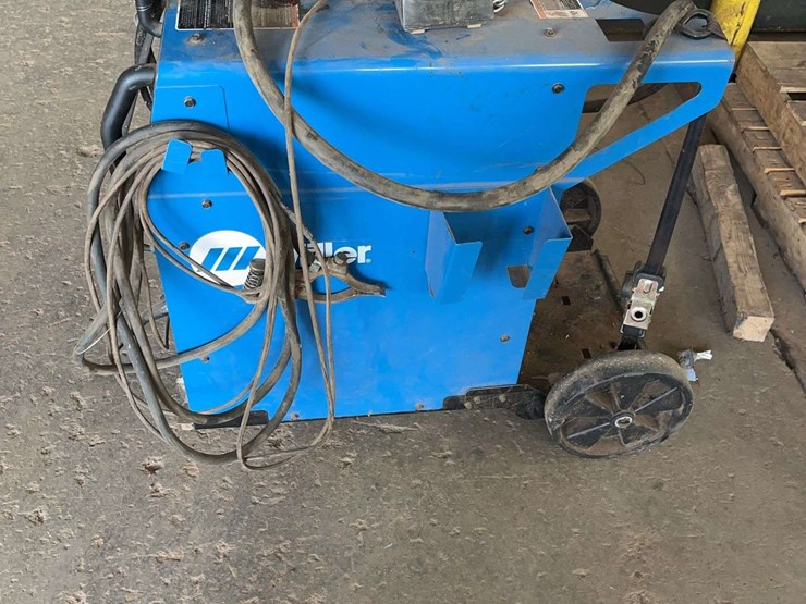 miller-syncrowave-welder-on-castors-image-3