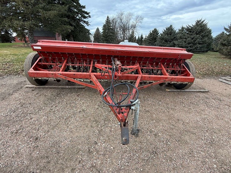 international-172-grain-drill-with-grass-seeder,-6”-spacing-with-hitch-and-hydraulic-plumbing-image-2