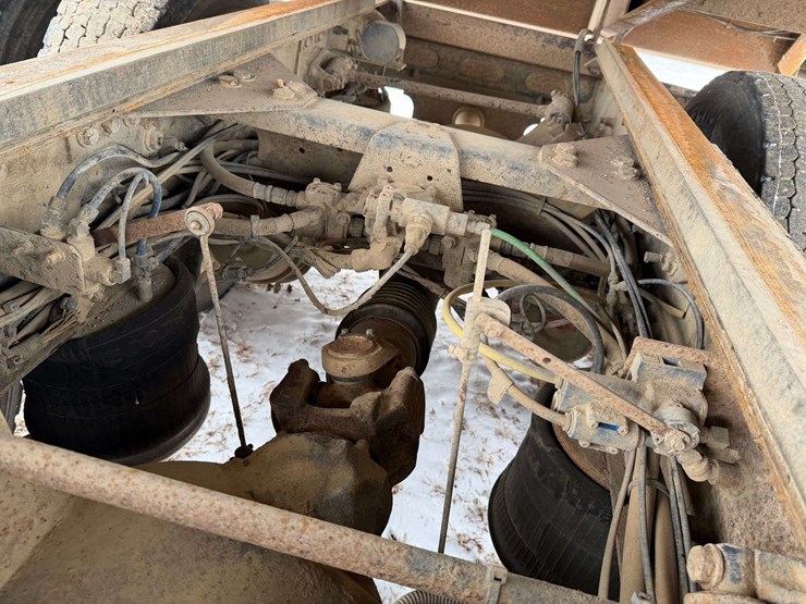 2006-freightliner-columbia-grain-truck,-549,000-miles,-8-year-old-box,-eaton-speed-shift-10-speed-tr-image-80