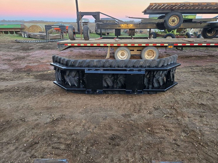 m&j-oldenburg-manufacturing-skidloader-mount-rubber-snow/manure-pusher-image-7