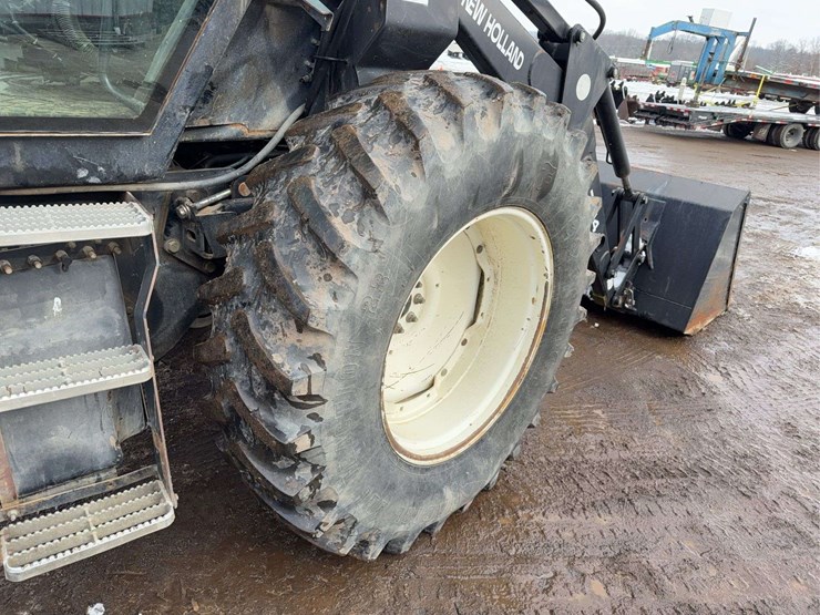 new-holland-tv145-image-11