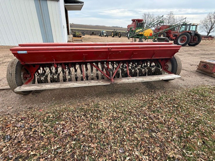 international-172-grain-drill-with-grass-seeder,-6”-spacing-with-hitch-and-hydraulic-plumbing-image-6